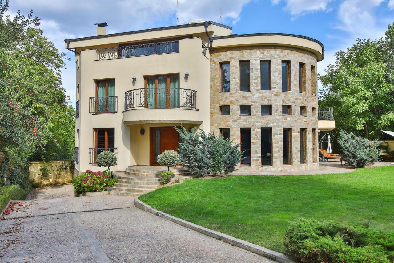 & Luxury Villa *