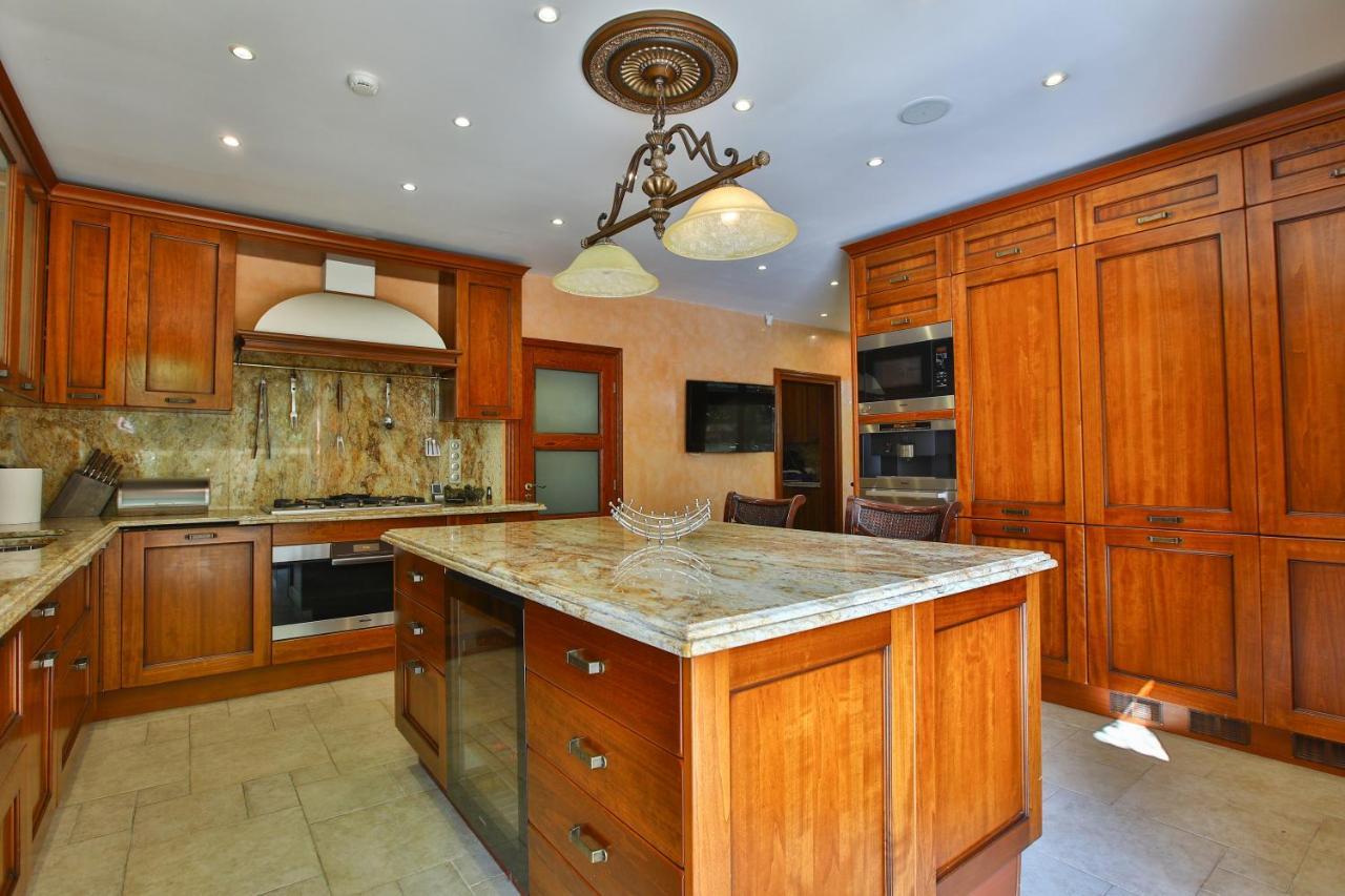 Villa & Luxury *