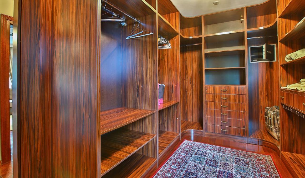 & Luxury Villa