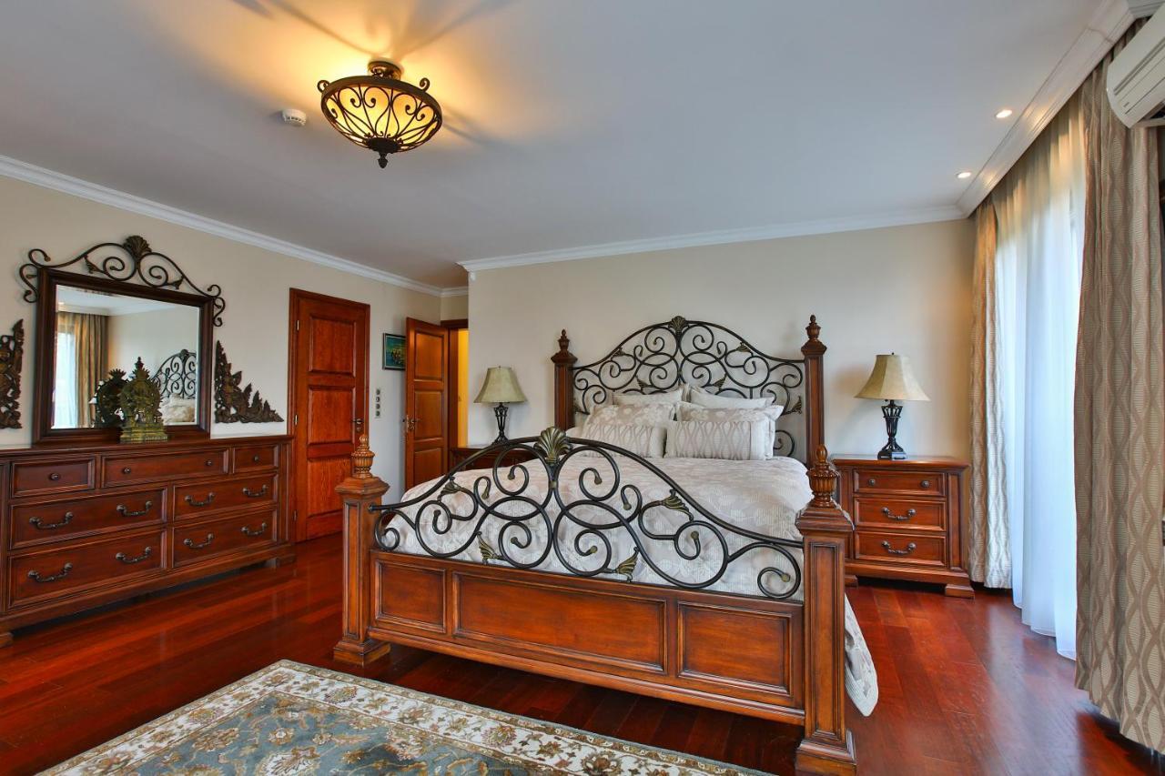 & Luxury Villa *