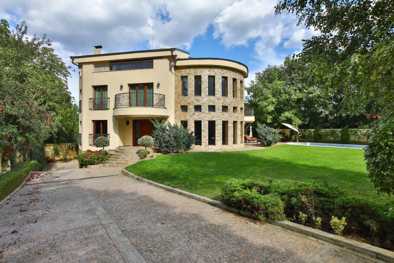 & Luxury Villa