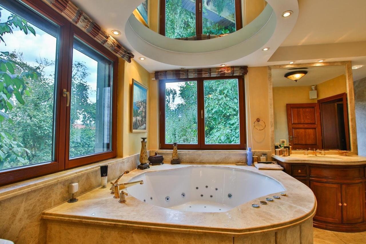 Villa & Luxury *