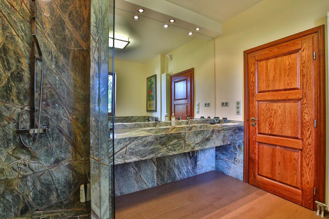 & Luxury Villa