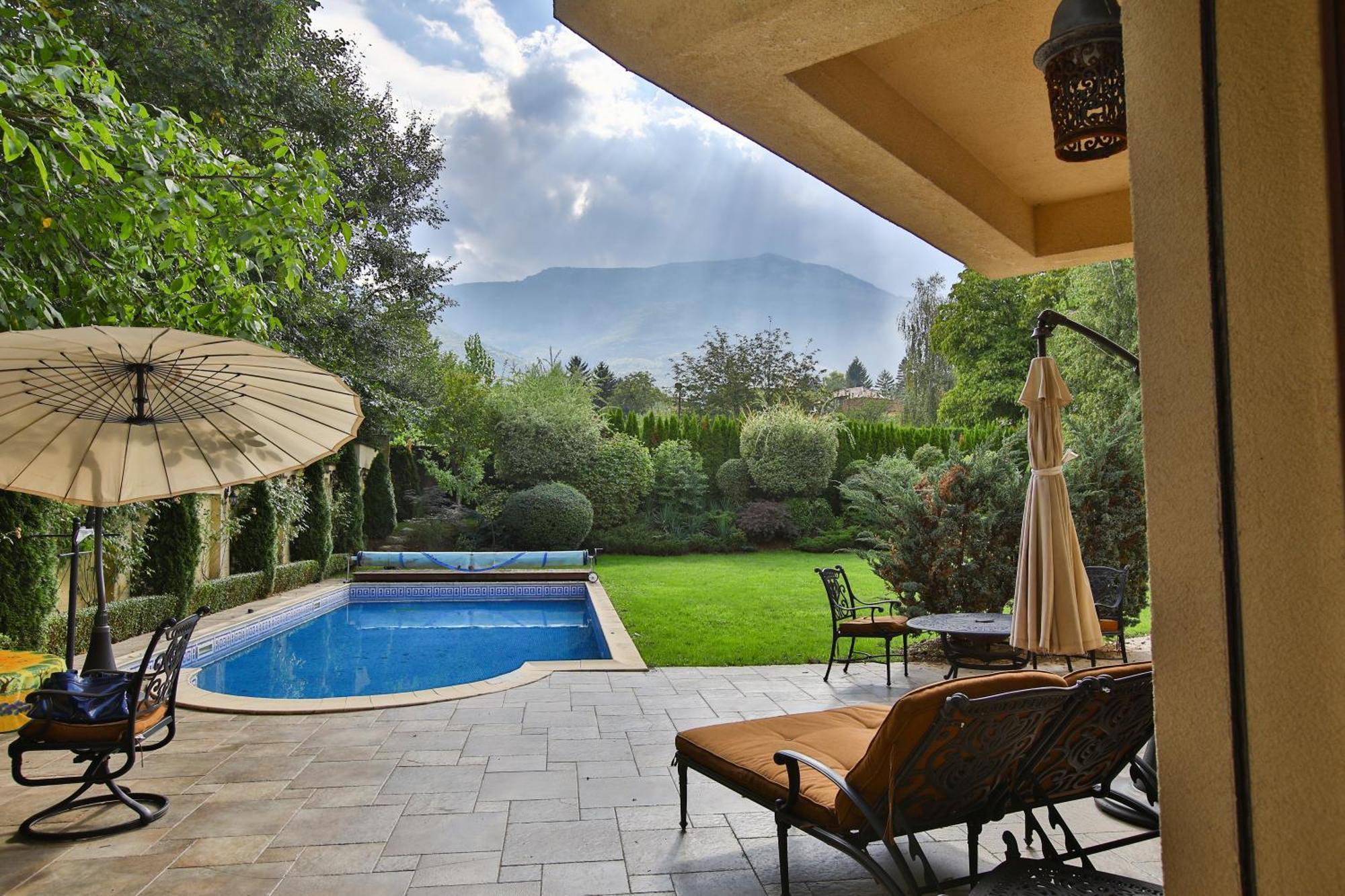& Luxury Villa